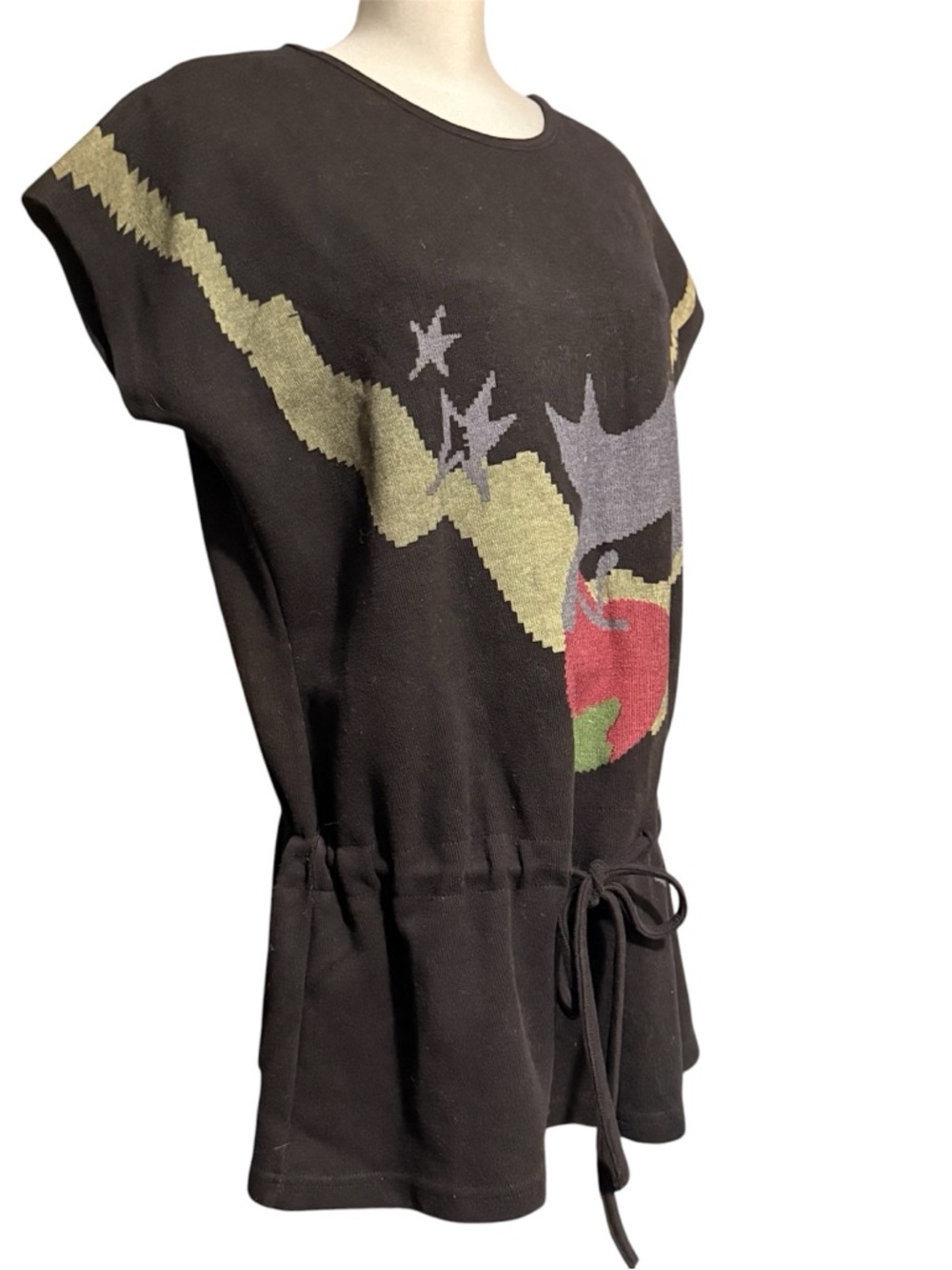 Black Short-Sleeve Drawstring Tunic with Cat & Apple Motif - Picture 2 of 4